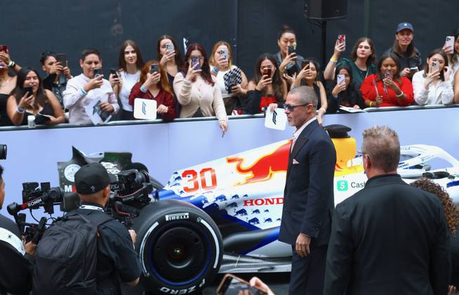 F1 World Premiere - Arrival - Brad Pitt Actor Brad Pitt arrives at the F1 movie world premiere in Times Square, New York on June 16, 2025. Photo by Charles Guerin ABACAPRESS.COM New York City NY United Arab Emirates  Copyright: xGuerinxCharles ABACAx