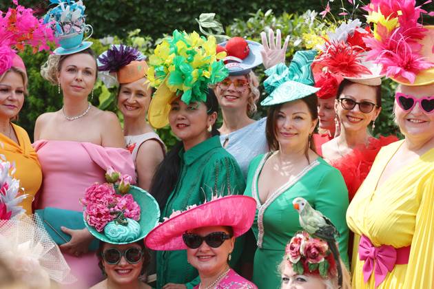 17 06 2025, Ascot, Windsor, GBR Fashion Women with hats at the racecourse Ascot racecourse spectator, visitor, audience, fashion, fashionable, elegance, elegant, hats, women, group, colorful, colorful 250617D501ROYAL ASCOT JPG