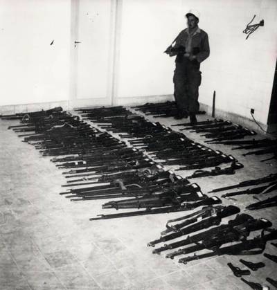 US Military 8 December 1954 Algerian Rebels give Weapons of war from some the Rifles, the the Fellaghas the Algerian Rebels dispensed, as you the Fights in the Area from Gafsa set  Copyright: xUnitedxArchivesx xkpaxKeystonex 19541208_baf_k09_002