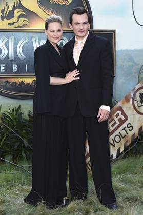 Aimee Mullins with husband Rupert Friend at the world premiere of the movie Jurassic World Rebirth Jurassic World Rebirth at Odeon Luxe Leicester Square, London, 17 06 2025 Foto:xS.xVasx xFuturexImagex jurassic_5800