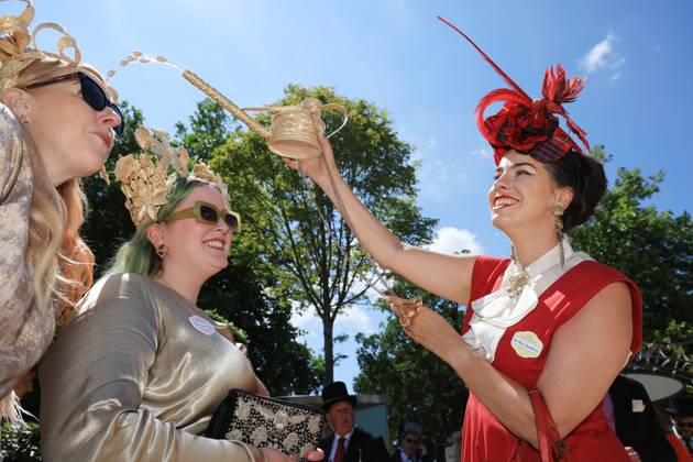 18 06 2025, Ascot, Windsor, GBR Fashion Women with hats at the racecourse Ascot racecourse spectator, visitor, audience, fashion, fashionable, women, elegance, elegant, hat, high society, society, human, person, female, feminine, headgear, extravagant, bizarre, whimsical, funny, witty, joke, humor 250618D508ROYAL ASCOT JPG