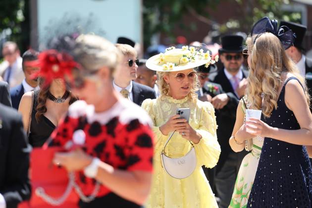 18 06 2025, Ascot, Windsor, GBR Fashion Women with hats at the racecourse Ascot racecourse spectator, visitor, audience, fashion, fashionable, fashionable, women, elegance, elegant, hat, high society, society, human, person, female, feminine, headdress 250618D512ROYAL ASCOT JPG