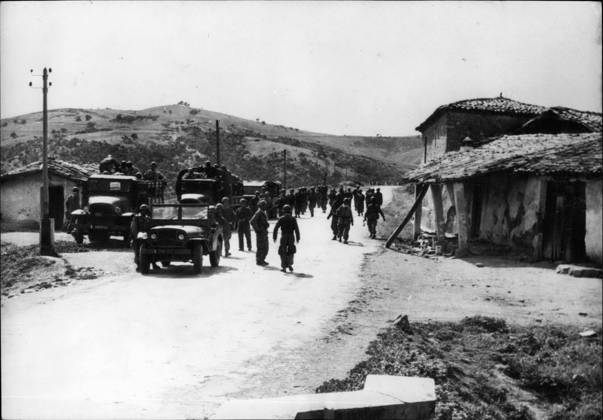 Africa Egypt 4 April 1956 Algeria Rebels tighten their Violence to a Level crossing at the Motorway in the Proximity from Oran become Cars and Trucks from Troops controlled, the at the Search to Rebels are  Copyright: xUnitedxArchivesx xkpaxKeystonex 19560404_baf_k09_004