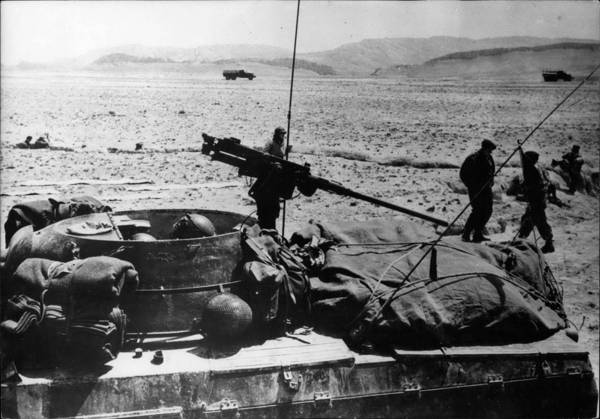 Africa Egypt 04 04 1956 Algeria Clean-up campaign at Area from Nementchas at Area the Mountains from Nementchas is a Clean-up campaign at in progress, after the Rebels a Series from Ambushes committed had Headquarters one Protection Regiment at Field of application  Copyright: xUnitedxArchivesx xkpaxKeystonex 19560404_baf_k09_217