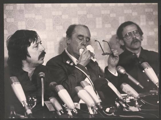 Cologne Wolf Biermann Cologne Songwriter Wolf Biermann, Writer Heinrich Böll and Journalist Günter Wallraff V l n r at a Press conference on 19 November 1976, Three Days to Wolf Beer u0026 39;s Expatriation Cologne Germany Copyright: xUnitedxArchivesx xGrevenStiftungx xKölnischexRundschaux xJochenxDziedzic KR_01_0000759_r EDITORIAL USE ONLY