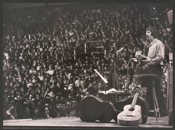 Wolf Biermann 13. 11. 1976 - Konzert von Wolf Biermann in der Kölner Sporthalle - Kurz vor seinem 40. Geburtstag erhält der DDR-Liedermacher Wolf Biermann nach elf Jahren Auftrittsverbot in der DDR überraschend ein Visum für eine Tournee durch die Bundesrepublik. Die IG Metall hat ihn nach Köln eingeladen, wo am 13. November 1976 das erste Konzert stattfindet. Der Liederabend, der vom WDR-Hörfunk live übertragen wird steht unter dem Motto: Ich möchte am liebsten weg sein - und bleibe am liebsten hier. Biermann singt nicht nur, sondern nimmt auch ausführlich politisch Stellung. Er bekennt sich zu einem demokratischen Kommunismus und kritisiert die DDR, die diesem Ideal nicht entspreche. - Drei Tage nach dem Konzert beschließt das Copyright: xUnitedxArchivesx xGrevenStiftungx xKölnischexRundschaux xJochenxDziedzic KR_01_0000760_r EDITORIAL USE ONLY