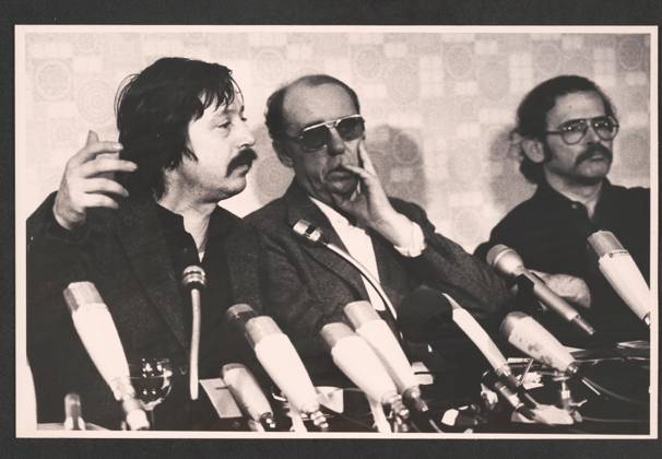 Cologne Wolf Biermann Cologne Songwriter Wolf Biermann, Writer Heinrich Böll and Journalist Günter Wallraff V l n r at a Press conference on 19 November 1976, Three Days to Wolf Beer u0026 39;s Expatriation Cologne Germany Copyright: xUnitedxArchivesx xGrevenStiftungx xKölnischexRundschaux xJochenxDziedzic KR_01_0000761_r EDITORIAL USE ONLY