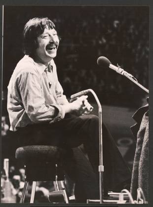 Wolf Biermann 13. 11. 1976 - Konzert von Wolf Biermann in der Kölner Sporthalle - Kurz vor seinem 40. Geburtstag erhält der DDR-Liedermacher Wolf Biermann nach elf Jahren Auftrittsverbot in der DDR überraschend ein Visum für eine Tournee durch die Bundesrepublik. Die IG Metall hat ihn nach Köln eingeladen, wo am 13. November 1976 das erste Konzert stattfindet. Der Liederabend, der vom WDR-Hörfunk live übertragen wird steht unter dem Motto: Ich möchte am liebsten weg sein - und bleibe am liebsten hier. Biermann singt nicht nur, sondern nimmt auch ausführlich politisch Stellung. Er bekennt sich zu einem demokratischen Kommunismus und kritisiert die DDR, die diesem Ideal nicht entspreche. - Drei Tage nach dem Konzert beschließt das Copyright: xUnitedxArchivesx xGrevenStiftungx xKölnischexRundschaux xJochenxDziedzic KR_01_0000771_r EDITORIAL USE ONLY
