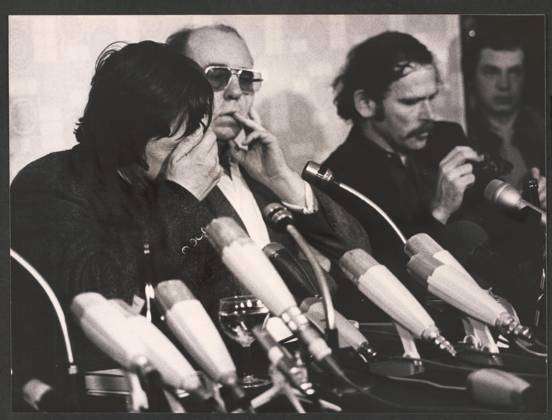 Cologne Wolf Biermann Cologne Songwriter Wolf Biermann, Writer Heinrich Böll and Journalist Günter Wallraff V l n r at a Press conference on 19 November 1976, Three Days to Wolf Beer u0026 39;s Expatriation Cologne Germany Copyright: xUnitedxArchivesx xGrevenStiftungx xKölnischexRundschaux xJochenxDziedzic KR_01_0000775_r EDITORIAL USE ONLY