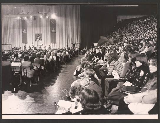 Wolf Biermann 13. 11. 1976 - Konzert von Wolf Biermann in der Kölner Sporthalle - Kurz vor seinem 40. Geburtstag erhält der DDR-Liedermacher Wolf Biermann nach elf Jahren Auftrittsverbot in der DDR überraschend ein Visum für eine Tournee durch die Bundesrepublik. Die IG Metall hat ihn nach Köln eingeladen, wo am 13. November 1976 das erste Konzert stattfindet. Der Liederabend, der vom WDR-Hörfunk live übertragen wird steht unter dem Motto: Ich möchte am liebsten weg sein - und bleibe am liebsten hier. Biermann singt nicht nur, sondern nimmt auch ausführlich politisch Stellung. Er bekennt sich zu einem demokratischen Kommunismus und kritisiert die DDR, die diesem Ideal nicht entspreche. - Drei Tage nach dem Konzert beschließt das Copyright: xUnitedxArchivesx xGrevenStiftungx xKölnischexRundschaux xJochenxDziedzic KR_01_0000784_r EDITORIAL USE ONLY