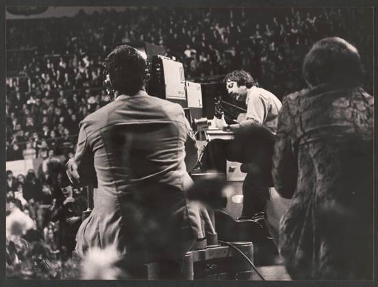 Wolf Biermann 13. 11. 1976 - Konzert von Wolf Biermann in der Kölner Sporthalle - Kurz vor seinem 40. Geburtstag erhält der DDR-Liedermacher Wolf Biermann nach elf Jahren Auftrittsverbot in der DDR überraschend ein Visum für eine Tournee durch die Bundesrepublik. Die IG Metall hat ihn nach Köln eingeladen, wo am 13. November 1976 das erste Konzert stattfindet. Der Liederabend, der vom WDR-Hörfunk live übertragen wird steht unter dem Motto: Ich möchte am liebsten weg sein - und bleibe am liebsten hier. Biermann singt nicht nur, sondern nimmt auch ausführlich politisch Stellung. Er bekennt sich zu einem demokratischen Kommunismus und kritisiert die DDR, die diesem Ideal nicht entspreche. - Drei Tage nach dem Konzert beschließt das Copyright: xUnitedxArchivesx xGrevenStiftungx xKölnischexRundschaux xJochenxDziedzic KR_01_0000790_r EDITORIAL USE ONLY