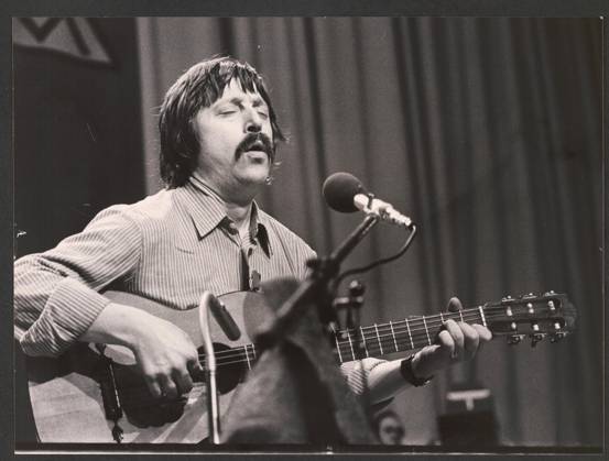 Wolf Biermann 13. 11. 1976 - Konzert von Wolf Biermann in der Kölner Sporthalle - Kurz vor seinem 40. Geburtstag erhält der DDR-Liedermacher Wolf Biermann nach elf Jahren Auftrittsverbot in der DDR überraschend ein Visum für eine Tournee durch die Bundesrepublik. Die IG Metall hat ihn nach Köln eingeladen, wo am 13. November 1976 das erste Konzert stattfindet. Der Liederabend, der vom WDR-Hörfunk live übertragen wird steht unter dem Motto: Ich möchte am liebsten weg sein - und bleibe am liebsten hier. Biermann singt nicht nur, sondern nimmt auch ausführlich politisch Stellung. Er bekennt sich zu einem demokratischen Kommunismus und kritisiert die DDR, die diesem Ideal nicht entspreche. - Drei Tage nach dem Konzert beschließt das Copyright: xUnitedxArchivesx xGrevenStiftungx xKölnischexRundschaux xJochenxDziedzic KR_01_0000797_r EDITORIAL USE ONLY