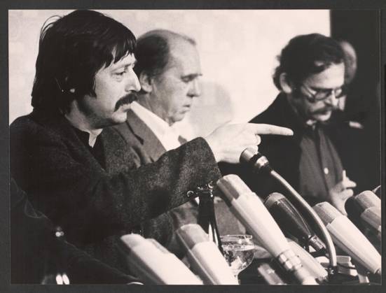 Cologne Wolf Biermann Cologne Songwriter Wolf Biermann, Writer Heinrich Böll and Journalist Günter Wallraff V l n r at a Press conference on 19 November 1976, Three Days to Wolf Beer u0026 39;s Expatriation Cologne Germany Copyright: xUnitedxArchivesx xGrevenStiftungx xKölnischexRundschaux xJochenxDziedzic KR_01_0000798_r EDITORIAL USE ONLY