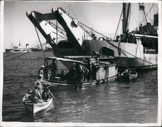 Boats sailing Ships 11 November 1956 – the Crisis at Near East ö Navy divers at the Work, at the Blockships at Channel to vacate the Photo shows a Navy divers from a the Salvage vessels, the goes down, at with the Eviction the decreased Blockships at Suez Canal to start  Copyright: xUnitedxArchivesx xkpaxKeystonex 19561111_baf_k09_148
