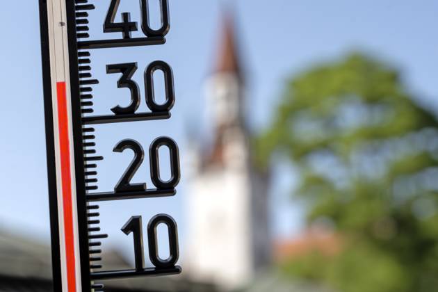 Record heat at Viktualienmarkt, thermometer shows 35 degrees in the sun, symbol photo heat wave, record heat, Munich, June 2025 Germany, Munich, June 2025, record heat, thermometer shows 35 degrees in the sun, summer heat in the city center, at Viktualienmarkt, symbol photo heat wave, weather forecast, weather, beautiful, summer, Bavaria,