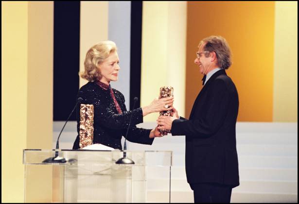 Archiv LAUREN BACALL CESAR D EHRUNG IN 1996 mit KEN LOACH CESAR VON beste Film AUSLANDER für LAND AND FREEDOM Paris Frankreich  Copyright: xRINDOFF-FIZETx xBESTIMAGExRINDOFF-FIZETx xBESTIMAGEx
