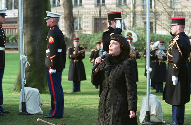 MIREILLE MATHIEU PFLANZUNG D ein Baum A DIE SPEICHER DES VICTIMES DES ATTENTATE VON 11 September von NEW York A Paris Plan AMERIKANISCH  Copyright: xDANIELxGIRYx xBESTIMAGExDANIELxGIRYx xBESTIMAGEx