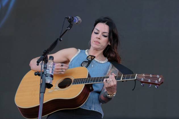June 20, 2025, Newport, United Kingdom: Scottish singer songwriter Amy Elizabeth Macdonald, performing live on stage at the Isle of Wight Festival. Newport United Kingdom - ZUMAs197 20250620_aaa_s197_119 Copyright: xDawnxFletcher-Parkx