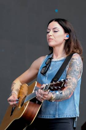 June 20, 2025, Newport, United Kingdom: Scottish singer songwriter Amy Elizabeth Macdonald, performing live on stage at the Isle of Wight Festival. Newport United Kingdom - ZUMAs197 20250620_aaa_s197_116 Copyright: xDawnxFletcher-Parkx