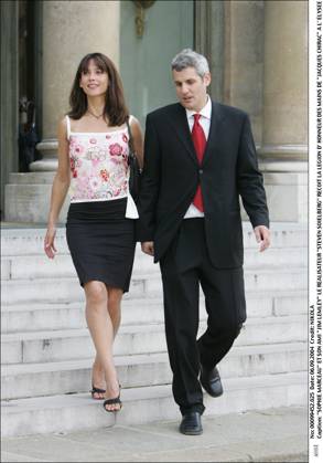 SOPHIE MARCEAU und sein AMI JIM LEMLEY der REGISSEUR STEVEN SOIELBERG RECOIT DIE LEGION D EHRUNG DES HÄNDE von JACQUES CHIRAC A L ELYSEE voll Fuß FEMININ Mann Schauspielerin BIJOU Halskette Handtasche A Hand  Copyright: xAGENCEx xBESTIMAGExAGENCEx xBESTIMAGEx