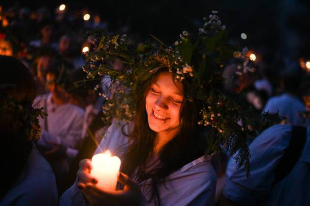 Summer Solstice celebrations in Krakow KRAKOW, POLAND - JUNE 21: People wear flower crowns and hold candles around a bonfire during a Summer Solstice celebration in Krakow, Poland on June 21, 2025. The summer Solstice represents the longest day of the year and it is celebrated around the world. Omar Marques Anadolu Krakow Poland. Editorial use only. Please get in touch for any other usage.  Copyright: x2025xAnadoluxOmarxMarquesx