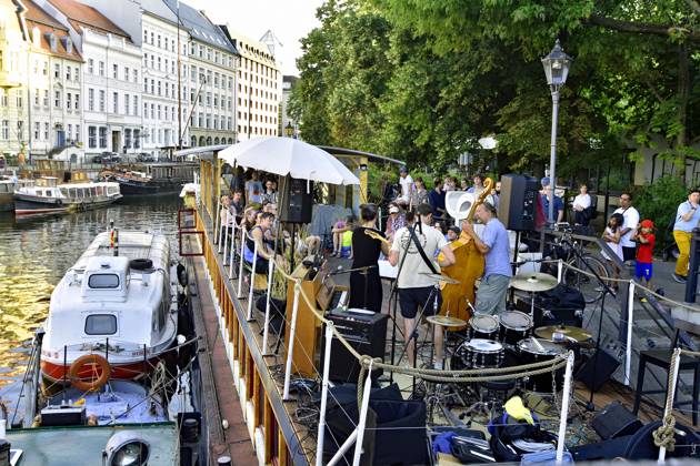 Historic harbor Fischerinsel, Fete de la Musique on board