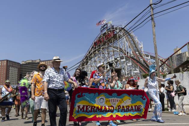 Coney Island Mermaid Parade 2025 People participate in the annual Mermaid Parade in Brooklyn, NYC, USA, on June 21, 2025. It is the 43rd edition of the Coney Island Mermaid Parade. The parade is the largest art procession in the United States since its start in 1983. New York City New York United States  Copyright: xAashishxKiphayetx originalFilename: kiphayet-coneyisl250621_npgfk.jpg
