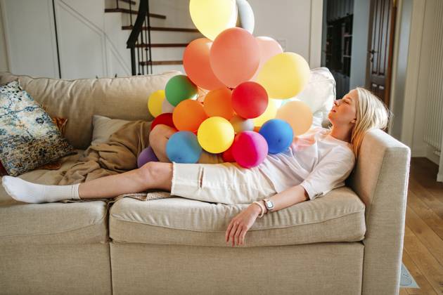 IMAGO Creative, Gesellschaft, Leisure Sickness Girl resting on a couch with colorful balloons in a living room model released, Symbolfoto property released, MDOF02884