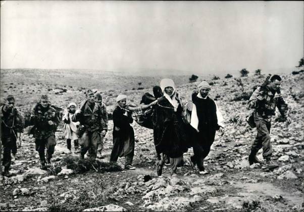 Africa Egypt 3 March 1959 – Military operations in Algeria during a Military operation on mountain Bou Hanera in the Proximity from Mascara in Algeria were five Rebels from French Soldiers trapped taken OPs a Group French Soldiers with the Prisoners  Copyright: xUnitedxArchivesx xkpaxKeystonex 19590303_baf_k09_008