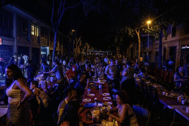 Sant Joan festival in Barcelona, Spain People celebrate during the Sant Joan festival in Barcelona, Spain on June 23, 2025. Thousands gathered across Barcelona to celebrate the Sant Joan festival, a centuries-old Catalan tradition marking the summer solstice with fire, fireworks, and festivity. Bonfires blazed on beaches like Barceloneta as residents and visitors lit fireworks, shared coca de Sant Joan pastries and cava, and danced into the early hours. The city bolstered security and sanitation efforts, while emergency services urged caution amid the fire-lit revelry. Rooted in ancient pagan customs, the night symbolizes renewal and remains one of Catalonia?s most cherished communal celebrations. Barcelona Spain Copyright: xMatrixxImagesx xAdriaxTurx