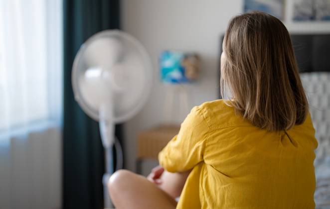 IMAGO Creative, Gesellschaft, Leisure Sickness Frau leidet unter extremer Sommerhitze in einem Haus. Woman suffering from extreme summer heat indoors. (License=RF) ,model released, Symbolfoto Copyright: xZoonar.com DmitrixMarutax 23538203 ,model released, Symbolfoto ,property released
