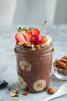IMAGO Creative, Food, High Protein Frühstück Schoko-Overnight-Oats mit frischen Beeren, Banane und Nüssen Schoko-Overnight-Oats mit frischen Beeren, Banane und Nüssen (License=RF) Copyright: xZoonar.com Anna_Shepulovax 23654534