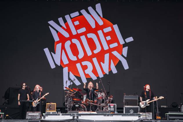 Dean White, Justin Sullivan and Ceri Monger from New Model Army live at a concert at Königsplatz Munich, 27 06 2025 Foto:xM.xKremerx xFuturexImagex nma_5603