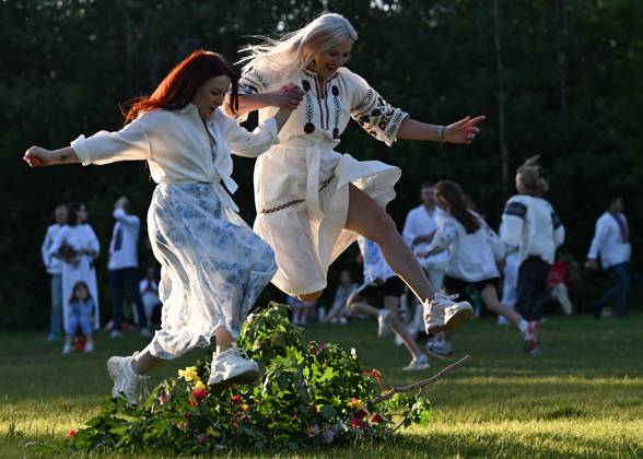 Edmonton™s Ukrainian Diaspora Honors Kupala Night With Traditional Festivities EDMONTON, CANADA JUNE 29: Participants jump over tree branches, an adaptation since open fires are prohibited in Edmonton, while members of Edmonton™s Ukrainian community and their friends gather for Kupala Night celebrations, organized by the Ukrainian National Youth Federation (UNYF), at Victoria Park in Edmonton, Alberta, Canada, on June 29, 2025. Kupala Night is a centuries-old Slavic folk celebration of the summer solstice that blends pagan and Christian traditions. Celebrated in Ukraine, Poland, Belarus, Bulgaria, and Slovakia, it features rituals such as bonfire jumping, water ceremonies, and the symbolic search for the mythical fern flower. Edmon Copyright: xArturxWidakx originalFilename: widak-edmonton250629_np6Sh.jpg