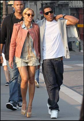 BEYONCE KNOWLES ET JAY Z SE PROMENENT DANS LES RUES DE PARIS BEYONCE KNOWLES AND JAY Z STROLLING IN THE STREETS OF PARIS France  Copyright: xBORDENAVE-MOREAUx xBESTIMAGExBORDENAVE-MOREAUx xBESTIMAGEx