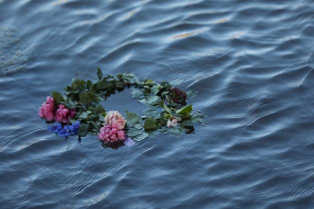 Wreaths Festival In Krakow Wreaths float down the Vistula during the Wreaths Festival with the slogan From dawn to dawn at Planty in Krakow, Poland, on June 21, 2025. The Wreaths Festival, or Music Festival in Krakow, is an annual event organized during the summer solstice called Kupala Night. This holiday refers to the traditions of the Slavs and their rituals, where herbs and flowers play an important role. During the event, participants can weave wreaths, throw them down the Vistula River, or go to concerts taking place near Wawel. Krakow Poland  Copyright: xKlaudiaxRadeckax originalFilename: radecka-wreathsf250621_npsBk.jpg