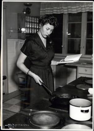 Heirs Heiress Members of Royal Family Celebrities 1956 their Royal Highness Princess Astrid from Norway is a talented Cook and prepared in the Kitchen the Residence their Your Majesty King Olav V in Skaugum frequently small Courts for the Royal Family to  Copyright: xUnitedxArchivesx xkpaxKeystonex 19600114_baf_k09_1319