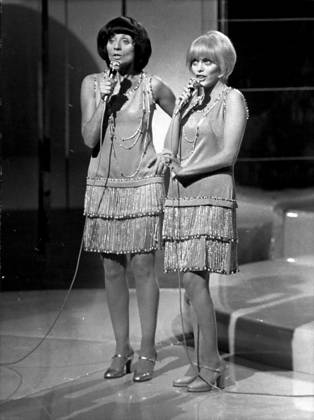 Bands Composers Instruments musicians Opera Orchestra Records Singers Songwriter Symphonies 1972 Anny CORDY left and Mireille Mathieu right Singing a Duet for a TV show  Copyright: xUnitedxArchivesx xkpaxKeystonex 19600115_baf_k09_418