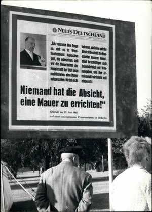 Werbung Plakatwände Bücher Logos Zeitschriften Zeitungen Schilder 10. Oktober 1961 – Ulbrichts Worte: Dieses Plakat, das westlich der Grenze zwischen Ost- und Westberlin angebracht ist, zeigt, wie sehr man den Worten Ulbrichts, des führenden Mannes der sowjetischen Besatzungszone Deutschlands, Glauben schenken darf. Ulbricht sagte diese Worte (ungefähre Übersetzung wie folgt) am 15. Juni 1961 auf einer internationalen Pressekonferenz in Ostberlin als Antwort auf die Frage eines Journalisten: Ich verstehe Ihre Frage so, dass es in Westdeutschland Menschen gibt, die wünschen, dass wir die Maurer (und Bauarbeiter) der Hauptstadt der DDR (Deutsche Demokratische Republik, offizieller Titel der sowjetischen Besatzungszone in Ostdeuts  Copyright: xUnitedxArchivesx xkpaxKeystonex 19611010_baf_k09_191