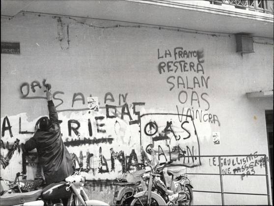 Africa Egypt 4 March 1962 – at Violence to the Announcement one Ceasefire in Algeria to prevent, were key Security measures taken you Sponsorship also a psychological Campaign, at also Intellectuals Rebellion to tame here is a Picture from someone, the the Inscriptions to a Wall deletes  Copyright: xUnitedxArchivesx xkpaxKeystonex 19620304_baf_k09_001
