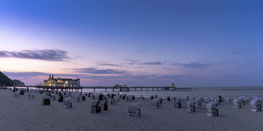 Blick auf die Selliner Seebrücke auf der Insel Rügen an der Ostsee bei Sonnenuntergang, Deutschland, Europa Germany - 15 August 2020: view of the Sellin pier on Ruegen Island on the Baltic Sea at sunset Copyright: imageBROKER NandoxLardi ibliqx08564401