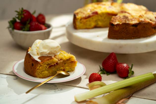 Strawberry rhubarb cake with ice cream on a plate A delicious homemade strawberry rhubarb cake topped with a scoop of creamy vanilla ice cream, served on a decorative plate. Fresh strawberries and rhubarb complement the sweet flavors Model Released Ellsy_ID29794_1007205_003 Copyright: xEllsyx