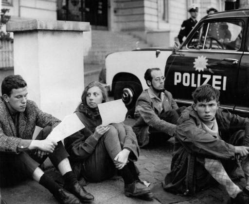 Demonstrations 24 April 1962 Seat Strike before the US Consulate in Hamburg 20 Swedish Students began Today Evening a Seat Strike before the American Consulate you brought So their Protest against the Resumption American Nuclear tests to Printout the Hamburg Police posted  Copyright: xUnitedxArchivesx xkpaxKeystonex 19620424_baf_k09_003