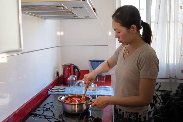 IMAGO Creative, Jahreszeit Sommer, Food, Marmelade kochen Young woman crafting homemade strawberry jam in kitchen A young Asian woman skillfully prepares homemade strawberry jam in a cozy kitchen setting, embodying a sustainable lifestyle, conscious consumption, and artisan food crafting Model Released JuanAlbertoRuiz_ID29313_965696_010 Copyright: xJuanxAlbertoxRuizx RECORD DATE NOT STATED