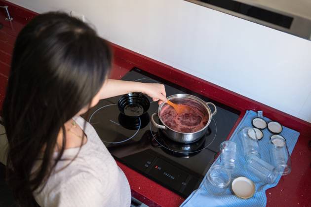 IMAGO Creative, Jahreszeit Sommer, Food, Marmelade kochen Young woman crafting homemade strawberry jam in kitchen Young Asian woman skillfully making homemade strawberry jam in a cozy kitchen. Emphasizing handcrafted, sustainable cooking, and a zero-waste lifestyle with conscious consumption Model Released JuanAlbertoRuiz_ID29313_965708_014 Copyright: xJuanxAlbertoxRuizx RECORD DATE NOT STATED