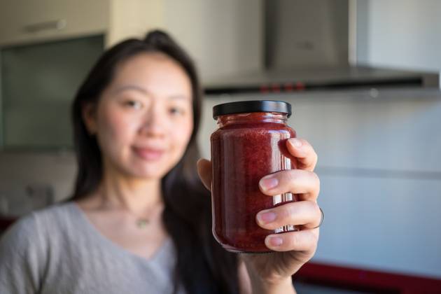 IMAGO Creative, Jahreszeit Sommer, Food, Marmelade kochen Homemade strawberry jam in cozy kitchen setting Young Asian woman crafting homemade strawberry jam in a cozy kitchen. Emphasizing healthy eating, sustainable living, and zero-waste practices for a conscious lifestyle Model Released JuanAlbertoRuiz_ID29313_965720_019 Copyright: xJuanxAlbertoxRuizx RECORD DATE NOT STATED