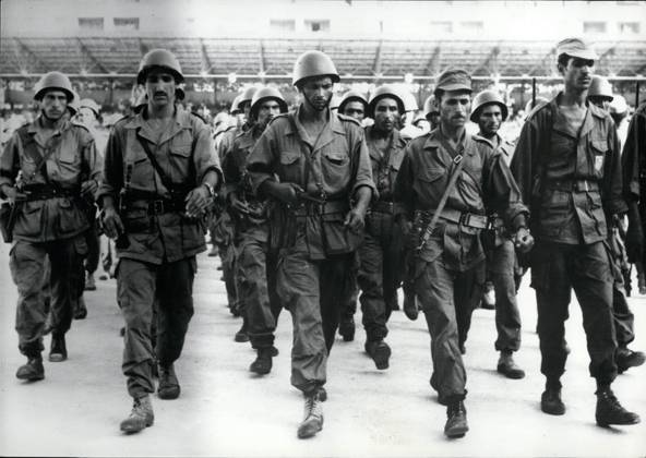 Movements Organisations 12 September 1962 the Peoples National Army pulls through the RUISSEAU Stadium in Algeria  Copyright: xUnitedxArchivesx xkpaxKeystonex 19620912_baf_k09_003