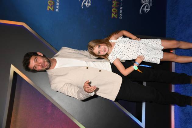 James Wolk and Daughter attends the world premiere of Disney s Zombies 4: Dawn of the Vampires at the El Capitan Theatre in Hollywood, California, on July 8, 2025. Copyright: xJeffreyxMayerx xMediaPunchx