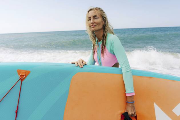 Eine junge, sportliche, blonde Frau steht am Strand und hält ein SUP Board Eine junge, sportliche, blonde Frau steht am Strand und hält ein SUP-Board Copyright: imageBROKER TITOVAxILONA ibxiqx14181897.jpg ,model released, Symbolfoto ,property released