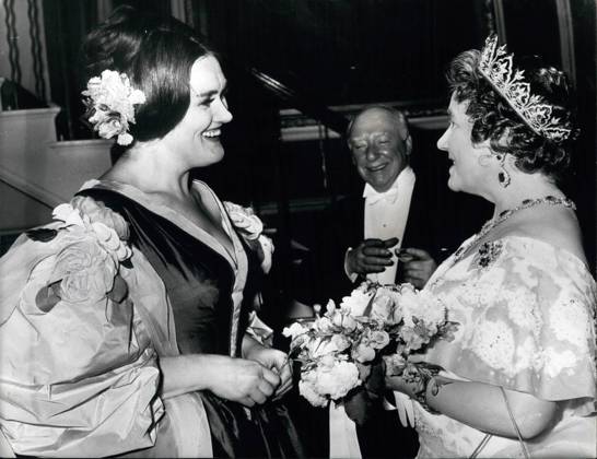 Bands Composers Instruments musicians Opera Orchestra Records Singers Songwriter Symphonies 6 June 1966 Queen Mother speaks with Joan Sutherlan  Copyright: xUnitedxArchivesx xkpaxKeystonex 19660606_baf_k09_219